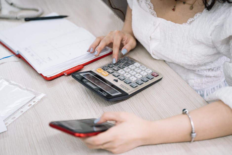 Mulher calculando sua rescisão Trabalhista