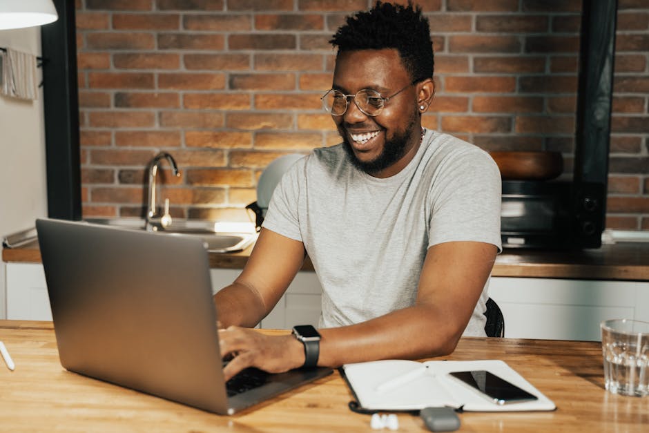 Homem fazendo seu calculo de rescisão trabalhista online